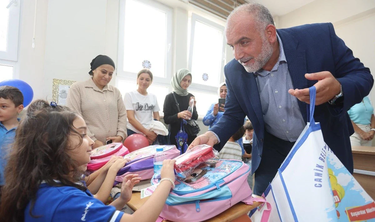 Başkan İbrahim Sandıkçı duyurdu: Çanta ve kırtasiye setleri belediyeden