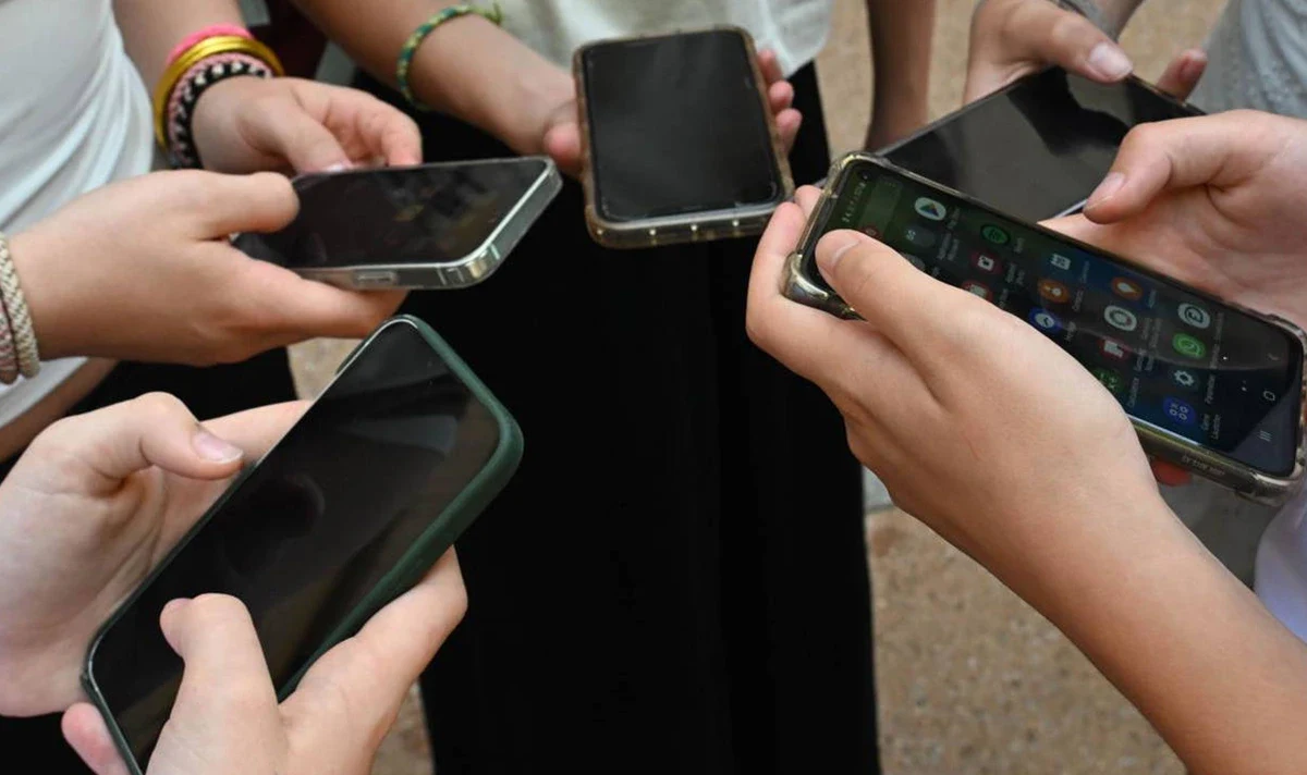 Liselilere telefon yasağı yürürlüğe girdi: Uymayan öğrenciye yaptırım