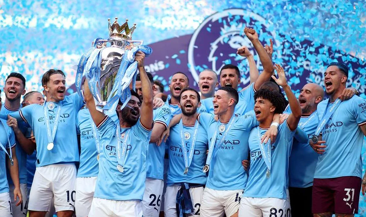 Guardiola tarihe geçti, City kupayı aldı