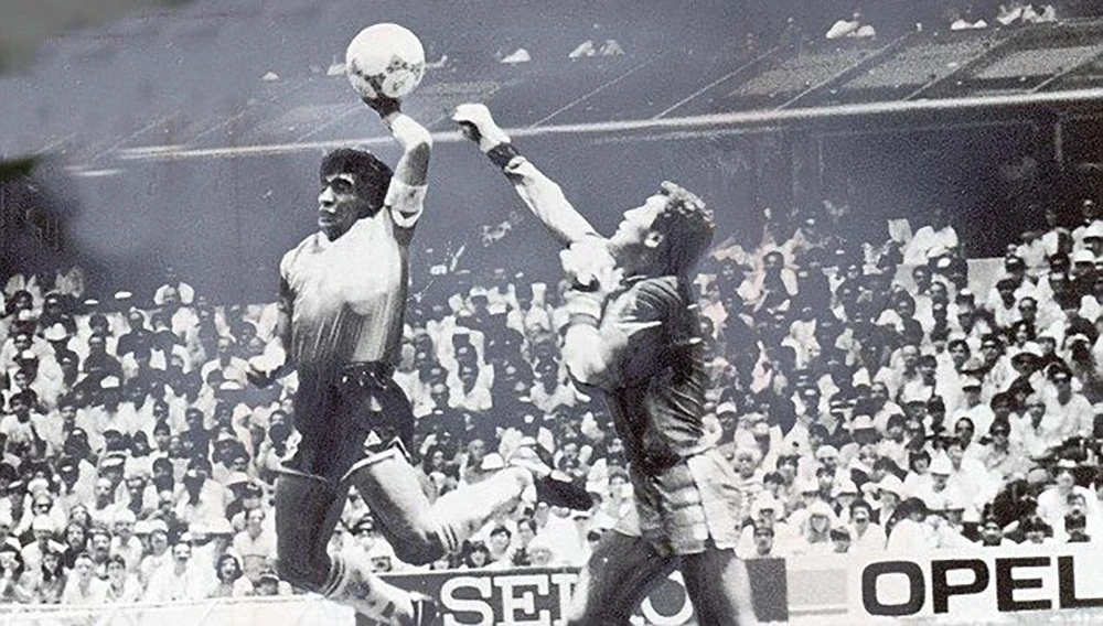 Maradona’nın “Tanrı’nın Eli” topu milyonlara satıldı