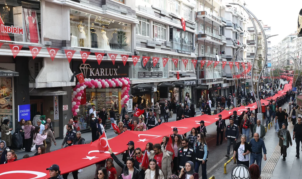 Samsun’da 1919 metrelik Türk bayrağıyla Cumhuriyet yürüyüşü