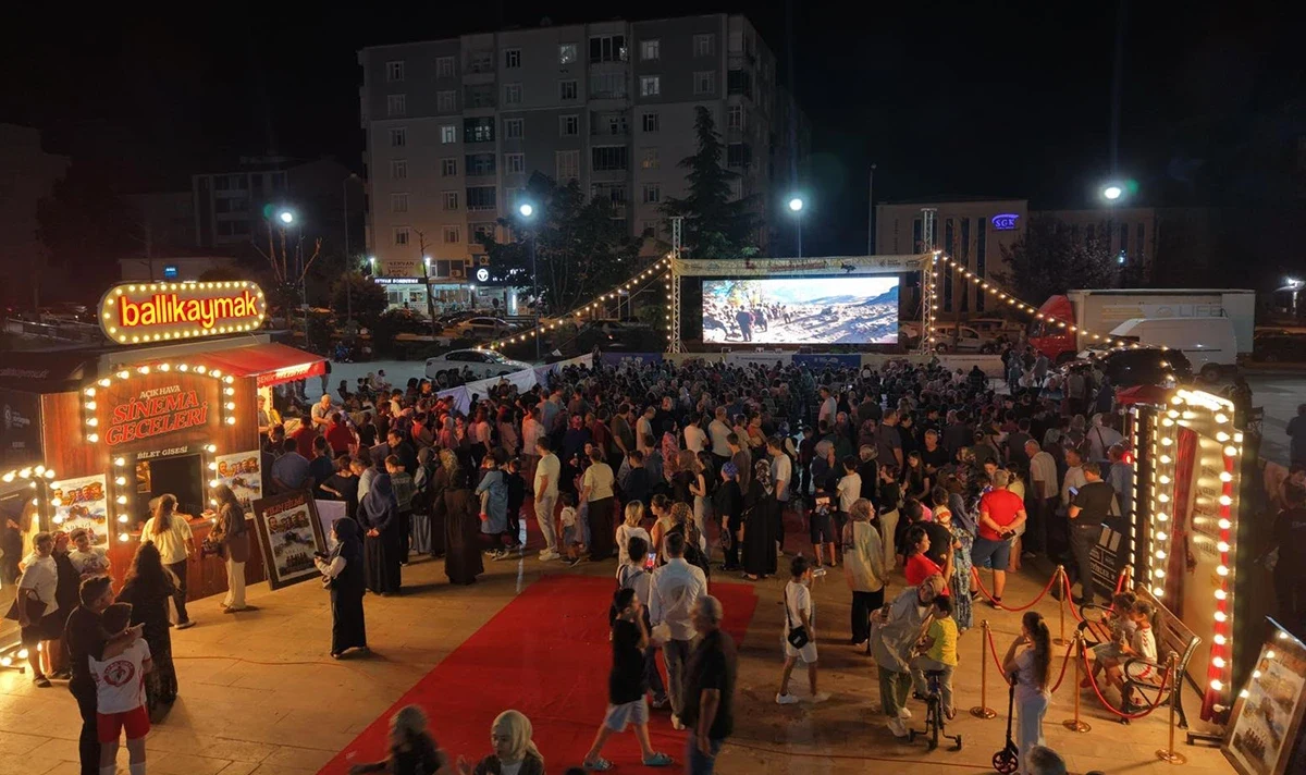 Samsun’da nostalji geceleri sürüyor: Mısır, gazoz ve sinema